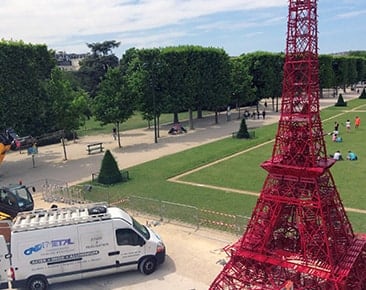 Installation tour Eiffel en chaise Fermob à Paris