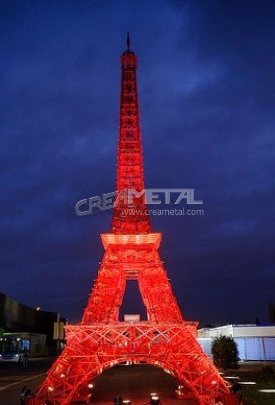 Tour eiffel en chaises rouge &agrave; la COP 21 PARIS