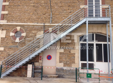 Escalier de secours en acier galvanisé à Saint-Cyr-au-Mont d'Or (69)