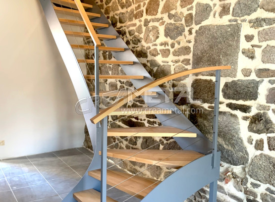 Escalier 2/4 tournant balancé bois/métal proche de Villefranche-sur-Saône (69)