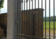 Portillon en fer forgé proche de Villefranche-sur-Saône (69)