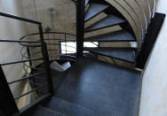 Escalier hélicoïdal et d'un escalier deux quarts tournants en acier pour une école à Belleville-en-Beaujolais (69)
