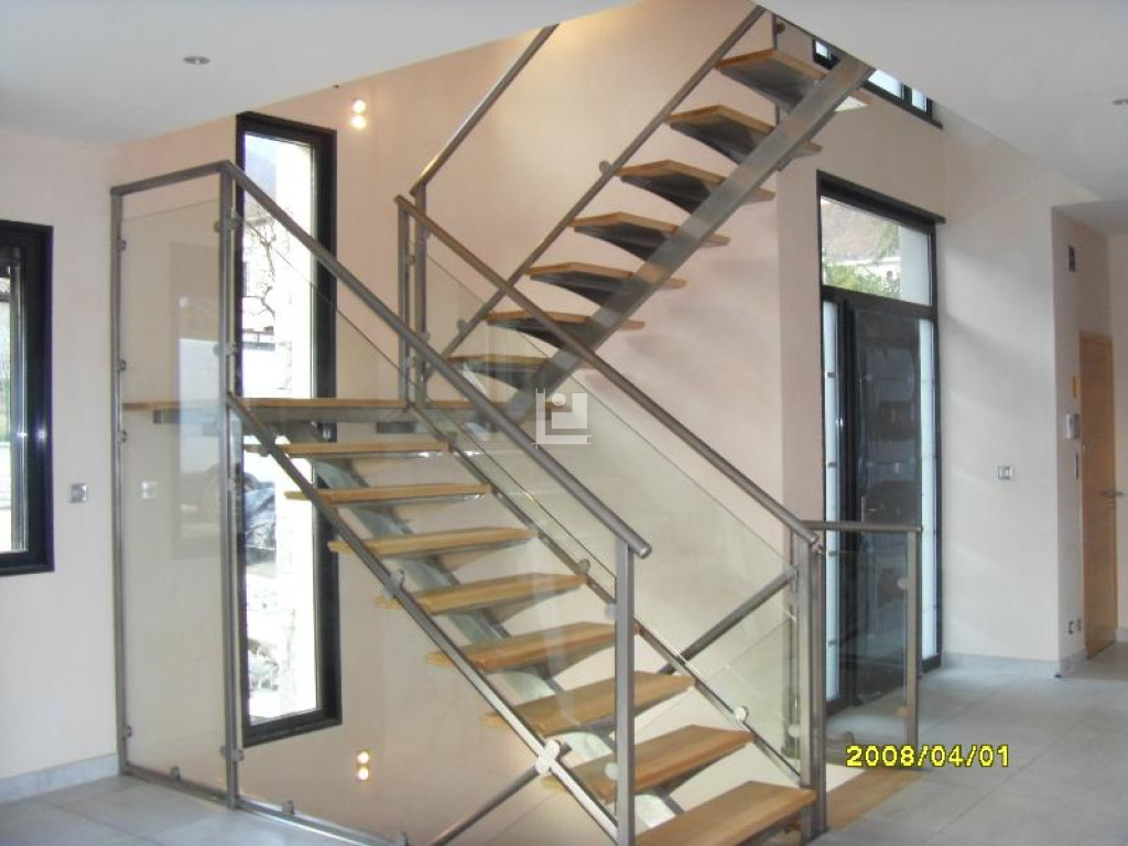 Etude et fabrication Escalier 2/4 tournant en inox avec marche en bois