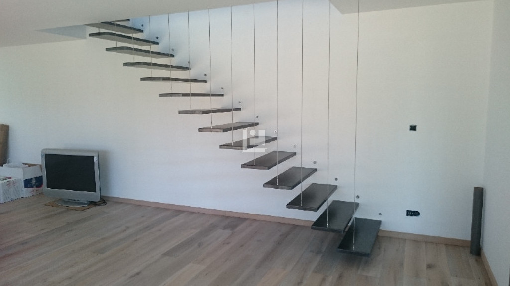 escalier droit suspendu