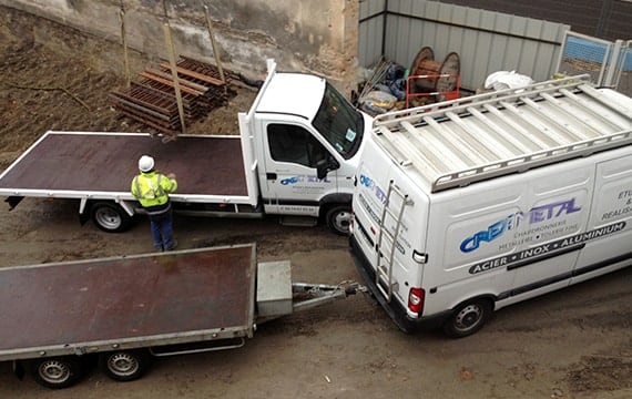 Camion-plateau et remorque 2 essieux