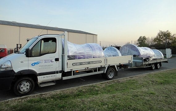 Camion-plateau et remorque 2 essieux