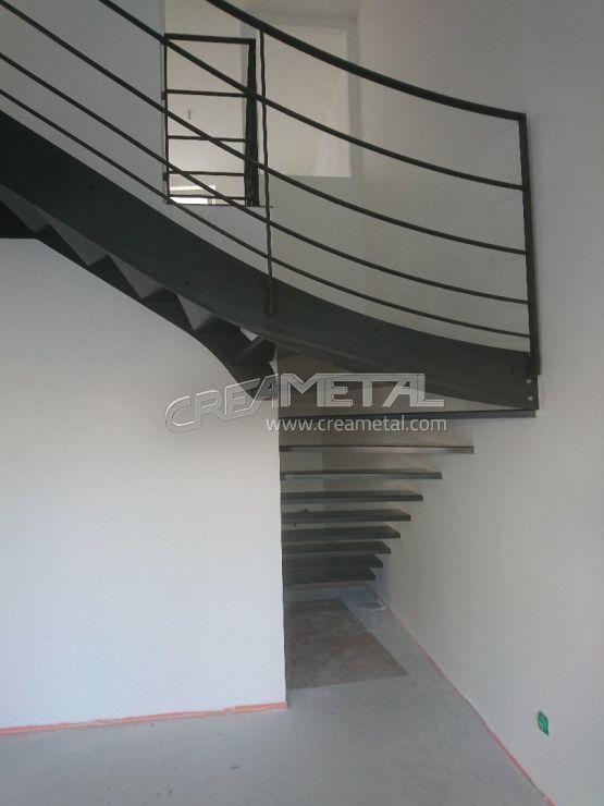 Ensemble de métallerie en acier brut, escalier et garde corps à Bourg en Bresse (01)