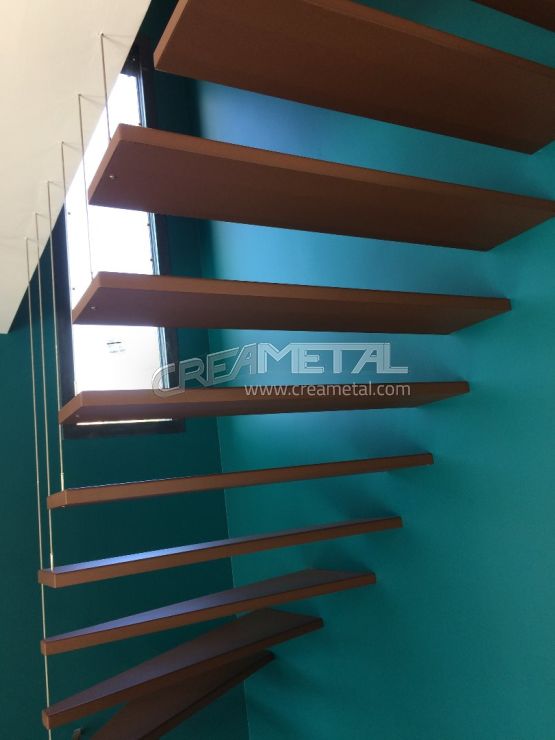Escalier suspendu sur mesure 1/4 tournant balancé dans la région lyonnaise (69)