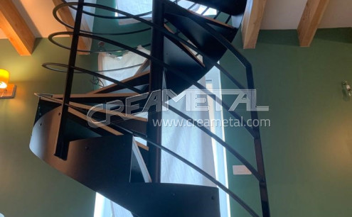 Escalier Hélicoïdal métallique avec plancher dalle de sol proche de Belleville en Beaujolais (69)