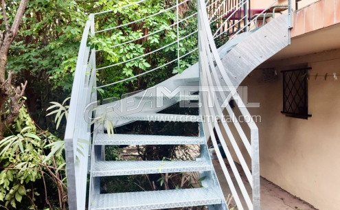 Escalier extérieur 1/4 tournant sur-mesure en acier proche de Lyon (69)