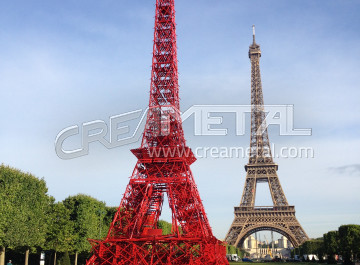 Réalisation d'une tour eiffel en chaises nommé Tour Bistro 