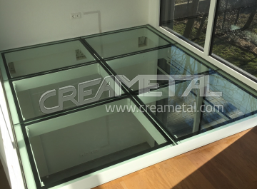 Mezzanine en acier avec dalle de sol en verre proche de Villefranche-sur-Saône (69)