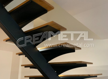 Escalier ¼ tournant balancé métal/bois sur mesure à Romanèche-Thorins (71)