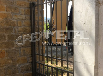 Portillon en fer forgé proche de Villefranche-sur-Saône (69)