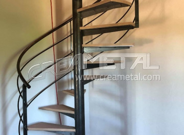 Escalier hélicoïdal à cage cylindrique en acier brut proche de Châtillon-sur-Chalaronne (01)