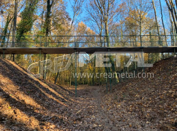 Passerelle sur-mesure en acier dans le parc de la ville de Palaiseau (91)