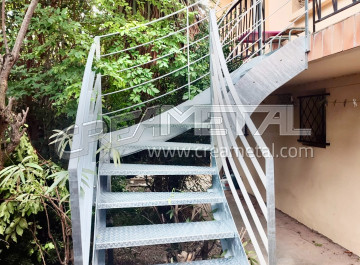 Escalier extérieur 1/4 tournant sur-mesure en acier proche de Lyon (69)