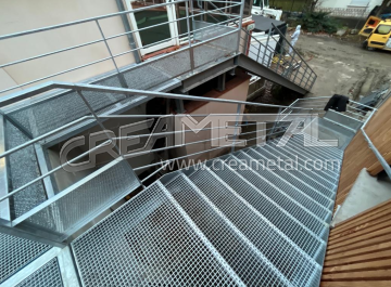 Escalier extérieur de secours sur-mesure en acier à Toulouse (31)