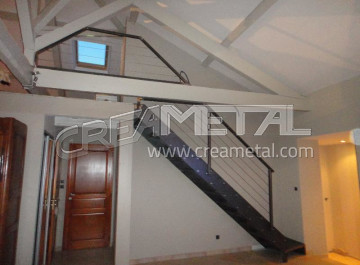 Escalier intérieur métal en acier brut avec garde corps à Villefranche-sur-Saône (69)