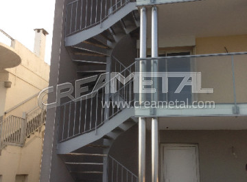 Escalier extérieur 2/4 tournant balancé en Aluminium proche de Montpellier