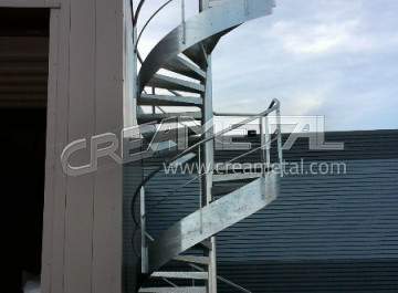 Escalier extérieur hélicoïdal en acier galvanisé hauteur 7 mètres proche de Lyon (69)