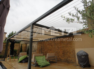 Pergola terrasse moderne, design variante entre bâche et câble tendu proche Villefranche-sur-Saône (69)