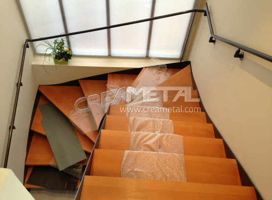 Escalier 2/4 tournant balancé sur mesure installé à Villefranche-sur-Saône 69400 