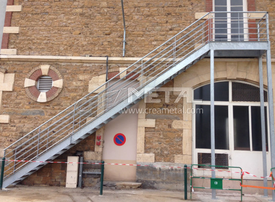 Escalier de secours en acier galvanisé à Saint-Cyr-au-Mont d'Or (69)