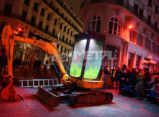 Mini pelle transformée en aquarium pour la Fête des Lumières à Lyon