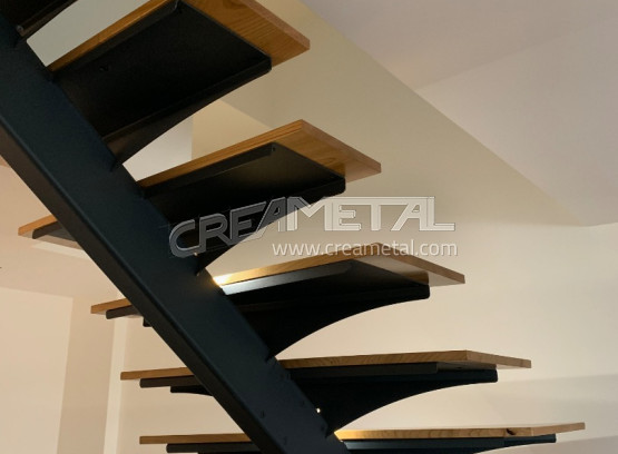 Escalier ¼ tournant balancé métal/bois sur mesure à Romanèche-Thorins (71)