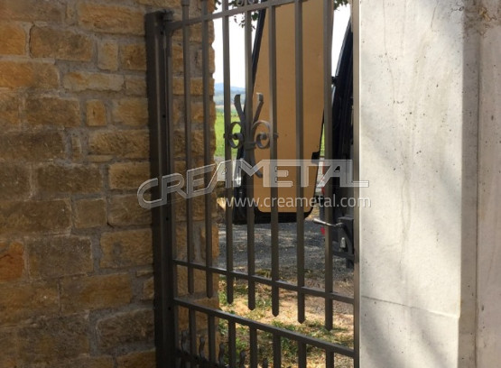 Portillon en fer forgé proche de Villefranche-sur-Saône (69)