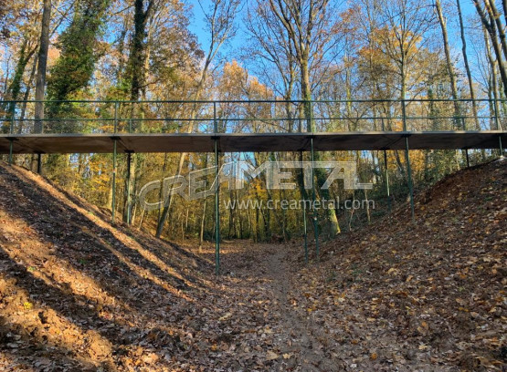 Passerelle sur-mesure en acier dans le parc de la ville de Palaiseau (91)