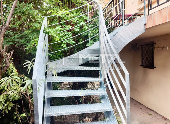 Escalier extérieur 1/4 tournant sur-mesure en acier proche de Lyon (69)