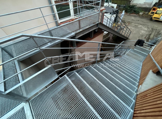 Escalier extérieur de secours sur-mesure en acier à Toulouse (31)
