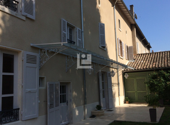Marquise sur-mesure en acier de style traditionnel dans les Monts d'Or (69)