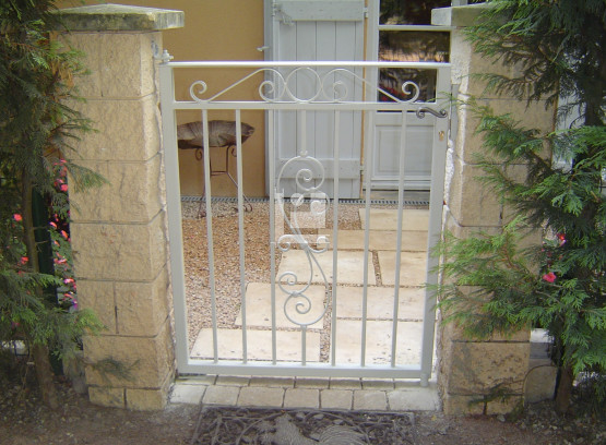 Portillon battant sur-mesure en acier dans le 69