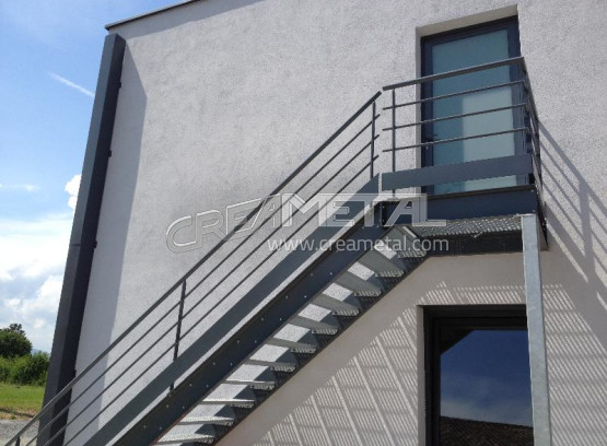 Escalier droit avec palier de réception à Belleville 69