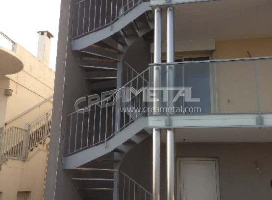 Escalier extérieur 2/4 tournant balancé en Aluminium proche de Montpellier