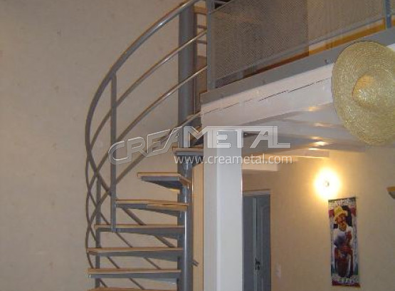 Escalier hélicoïdal en acier avec marches en bois à Villefranche-sur-Saône (69)