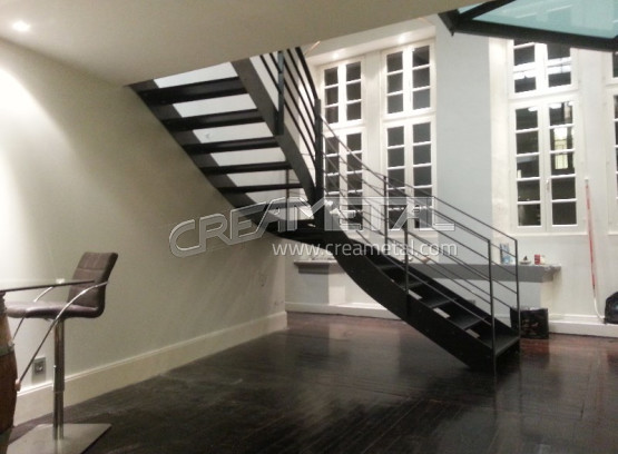 Escalier moderne 1/4 tournant balance en acier brut vernis incolore à Chambéry (73)