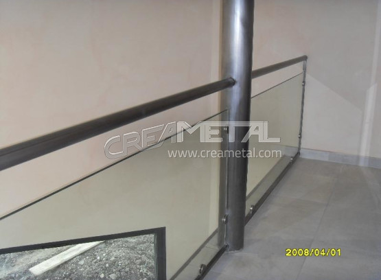 Garde corps inox sous bassement en verre
