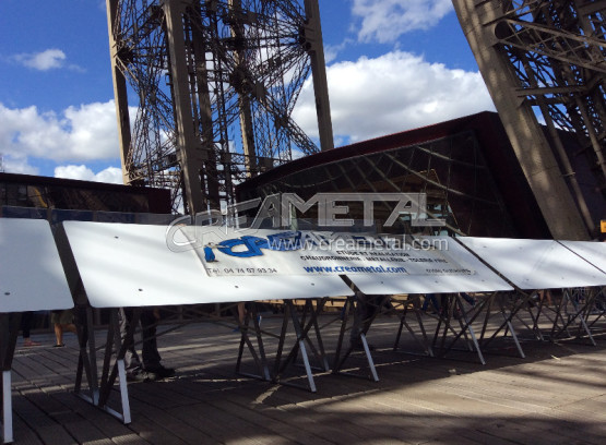 Mobilier urbain installé à la tour Eiffel à PARIS 