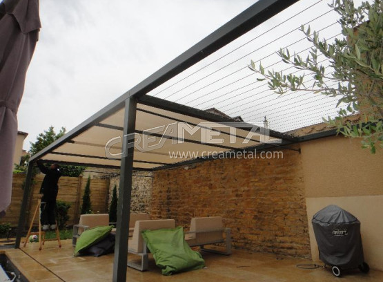 Pergola terrasse moderne, design variante entre bâche et câble tendu proche Villefranche-sur-Saône (69)