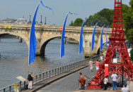 Réalisation d'une tour eiffel en chaises nommé Tour Bistro 