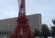 Réalisation d'une tour eiffel en chaises nommé Tour Bistro 
