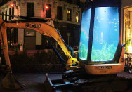 Mini pelle transformée en aquarium pour la Fête des Lumières à Lyon