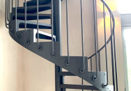 Escalier hélicoïdal à cage cylindrique en acier proche de Lyon (69)