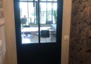 Porte battante en acier de style asymétrique à Châteauneuf-sur-Isère (26)