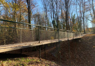 Passerelle sur-mesure en acier dans le parc de la ville de Palaiseau (91)