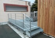 Escalier extérieur de secours sur-mesure en acier à Toulouse (31)